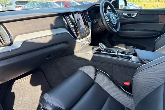 2023 Volvo XC60 2.0 B4D Plus Dark 5dr AWD Geartronic